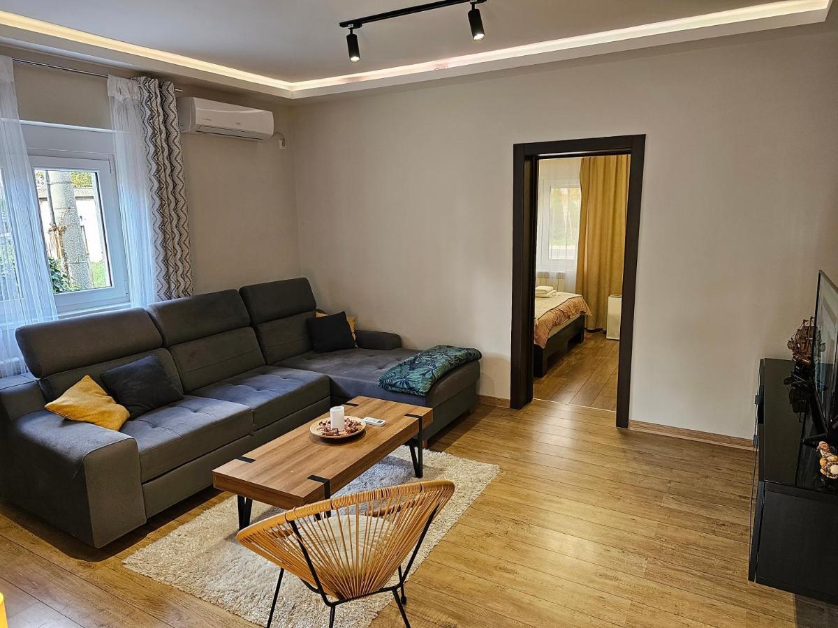 Aerovista Apartment Surčin Esterno foto